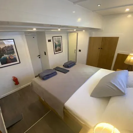 Botel Yacht